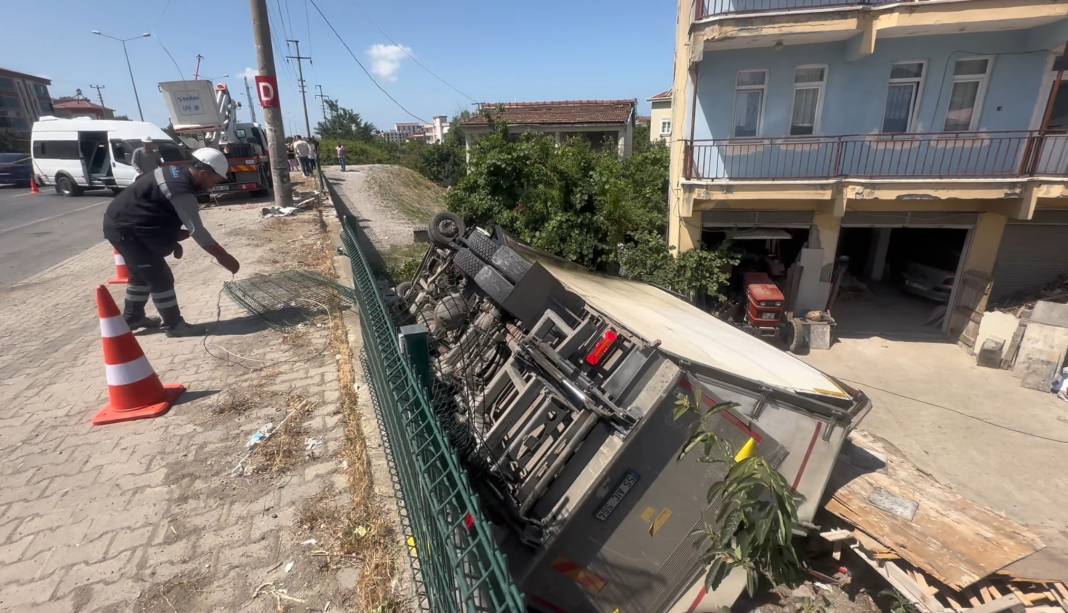 Kamyon evin bahçesine uçtu! Çok sayıda yaralı var 3